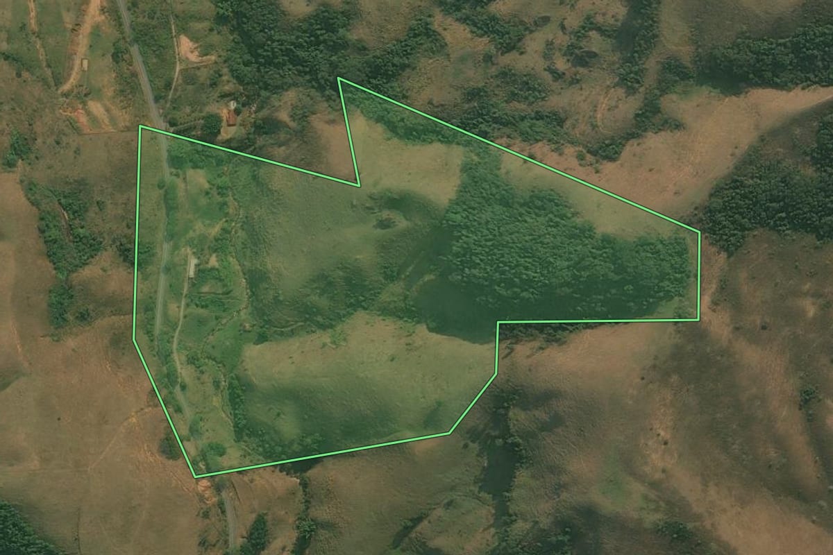 Imagem de satélite do imóvel rural em Barra Mansa (RJ), com o contorno declarado no CAR desenhado por cima.