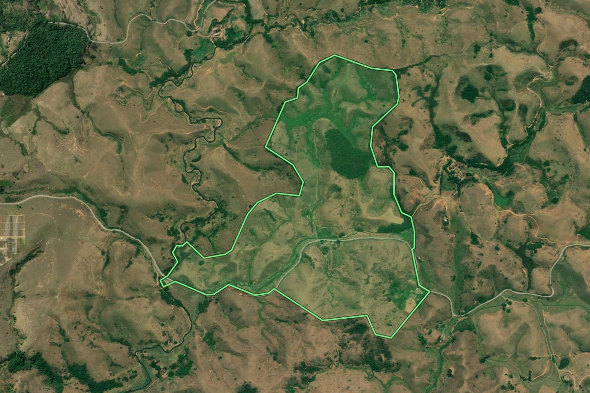 Imagem de satélite do imóvel rural em Barra Mansa (RJ), com o contorno declarado no CAR desenhado por cima.