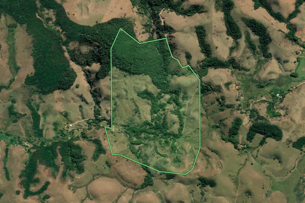 Imagem de satélite do imóvel rural em Barra Mansa (RJ), com o contorno declarado no CAR desenhado por cima.