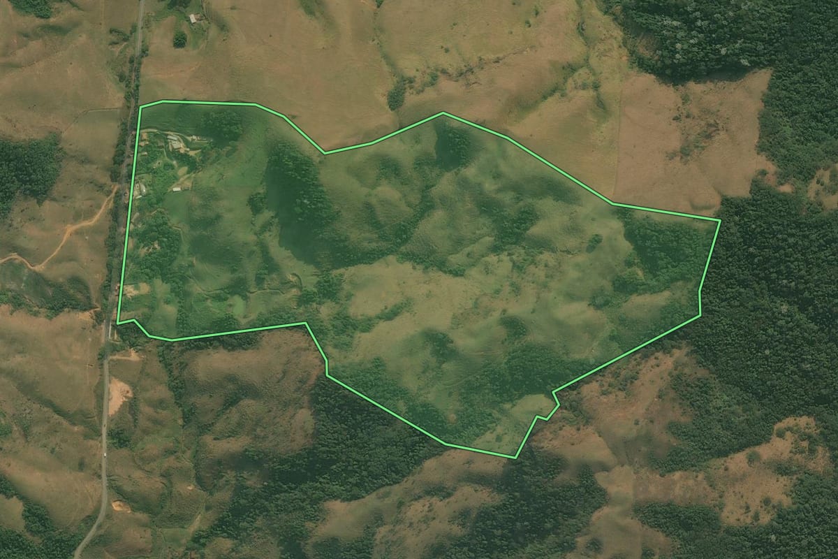 Imagem de satélite do imóvel rural em Barra Mansa (RJ), com o contorno declarado no CAR desenhado por cima.