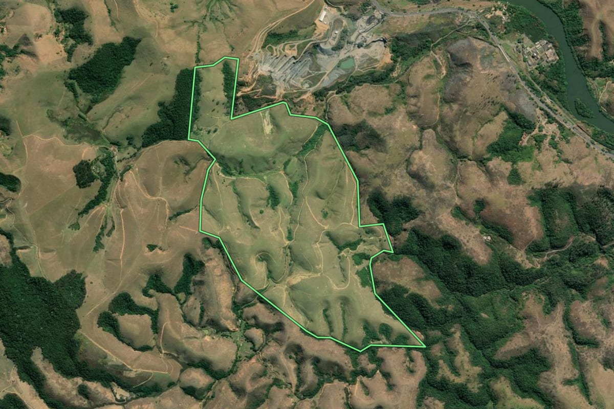 Imagem de satélite do imóvel rural em Barra Mansa (RJ), com o contorno declarado no CAR desenhado por cima.