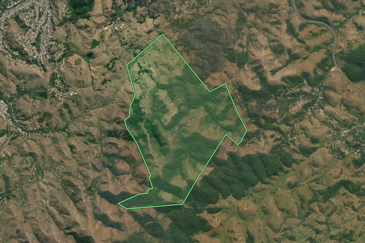 Imagem de satélite do imóvel rural em Barra Mansa (RJ), com o contorno declarado no CAR desenhado por cima.