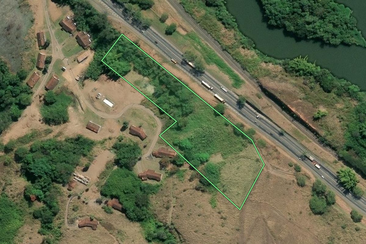 Imagem de satélite do imóvel rural em Barra Mansa (RJ), com o contorno declarado no CAR desenhado por cima.