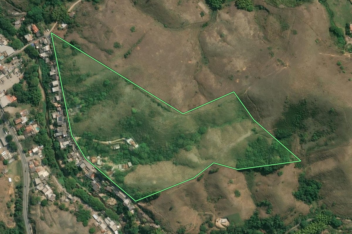 Imagem de satélite do imóvel rural em Barra Mansa (RJ), com o contorno declarado no CAR desenhado por cima.