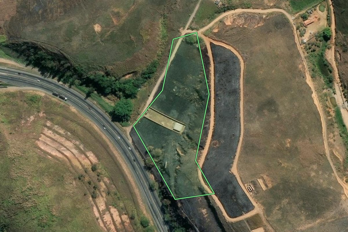 Imagem de satélite do imóvel rural em Barra Mansa (RJ), com o contorno declarado no CAR desenhado por cima.