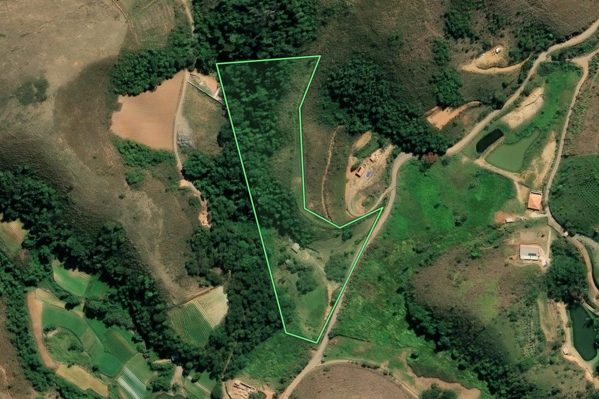 Imagem de satélite do imóvel rural em Barra Mansa (RJ), com o contorno declarado no CAR desenhado por cima.