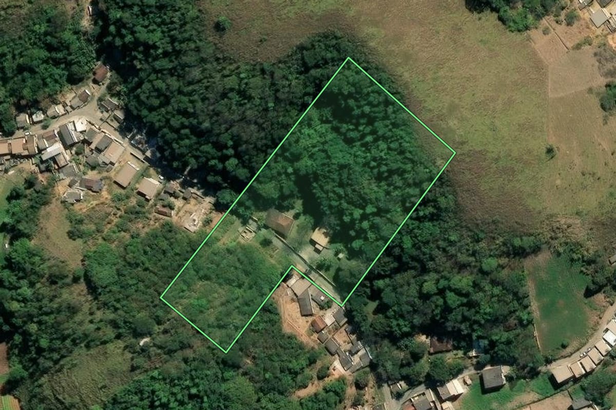 Imagem de satélite do imóvel rural em Barra Mansa (RJ), com o contorno declarado no CAR desenhado por cima.