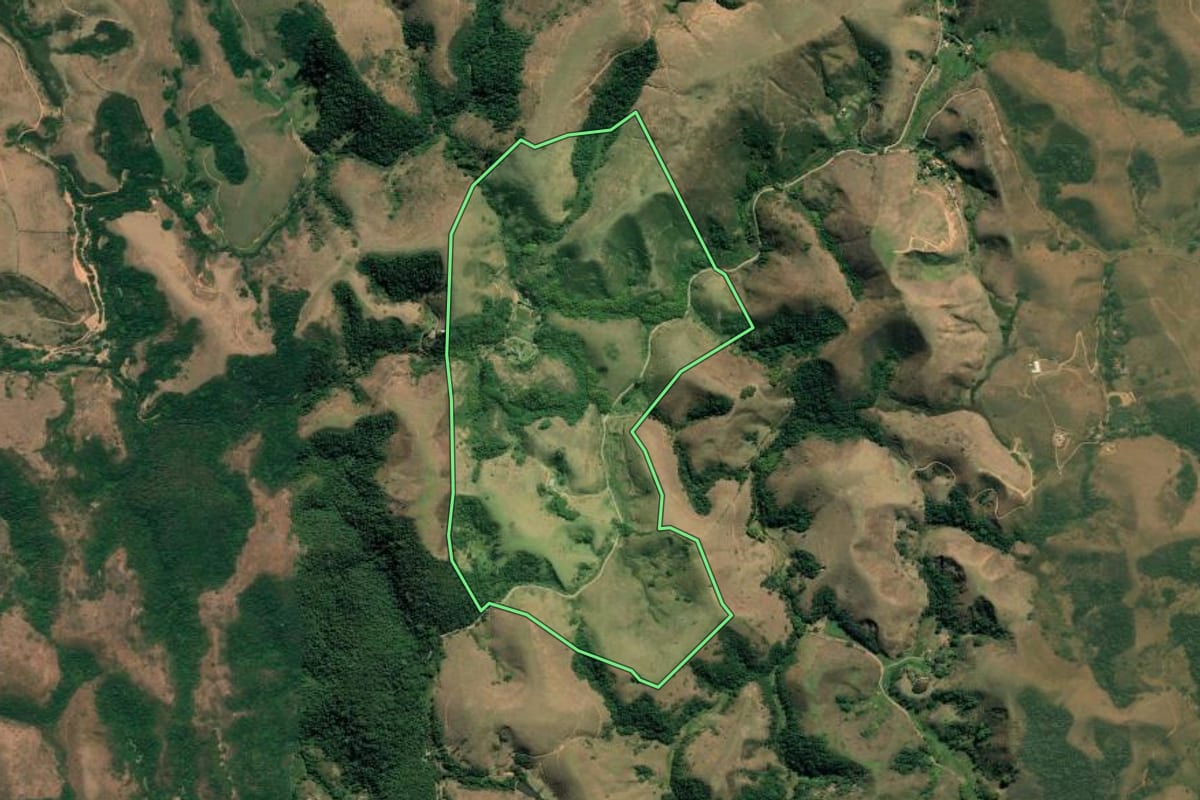 Imagem de satélite do imóvel rural em Barra Mansa (RJ), com o contorno declarado no CAR desenhado por cima.