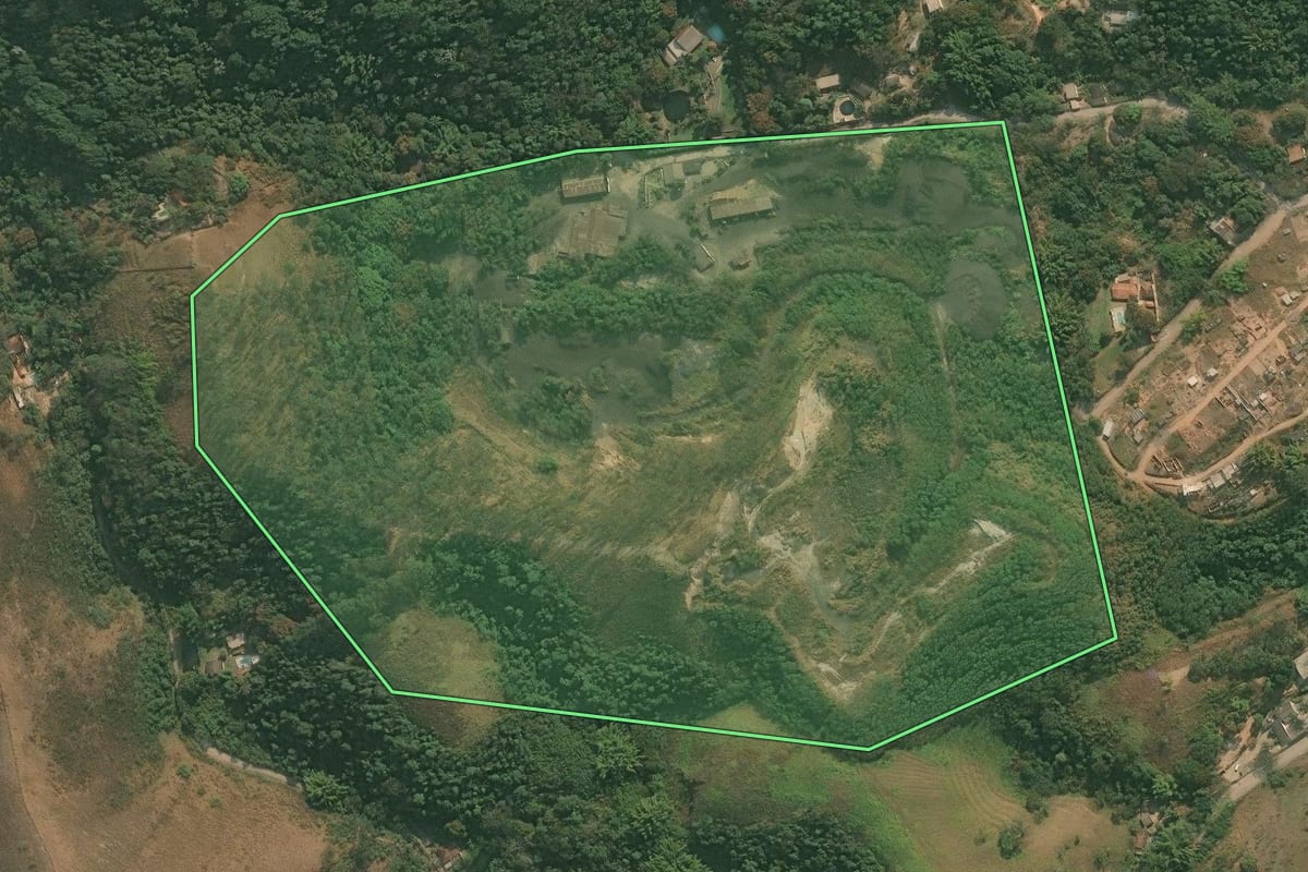 Imagem de satélite do imóvel rural em Barra Mansa (RJ), com o contorno declarado no CAR desenhado por cima.
