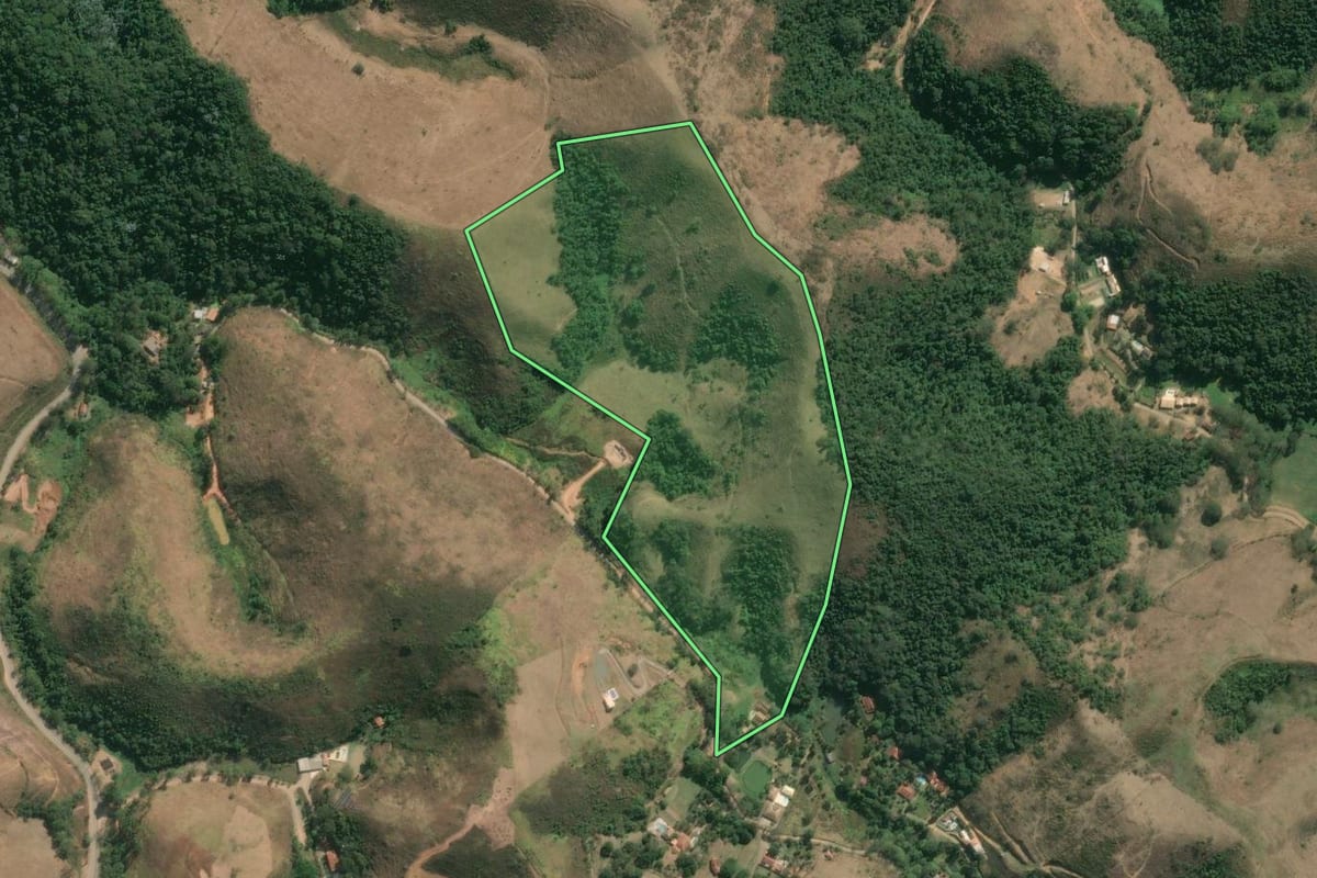 Imagem de satélite do imóvel rural em Barra Mansa (RJ), com o contorno declarado no CAR desenhado por cima.