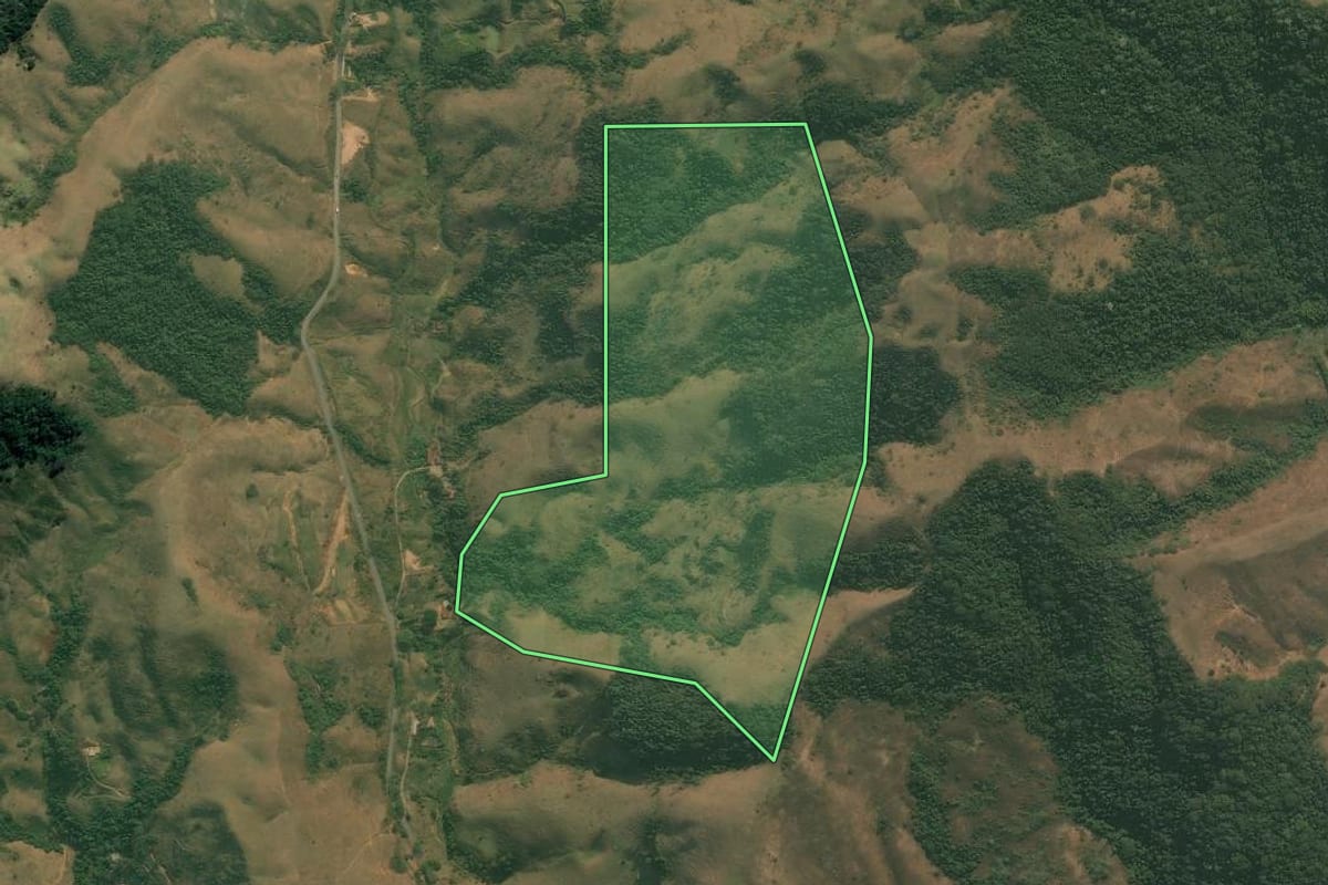 Imagem de satélite do imóvel rural em Barra Mansa (RJ), com o contorno declarado no CAR desenhado por cima.