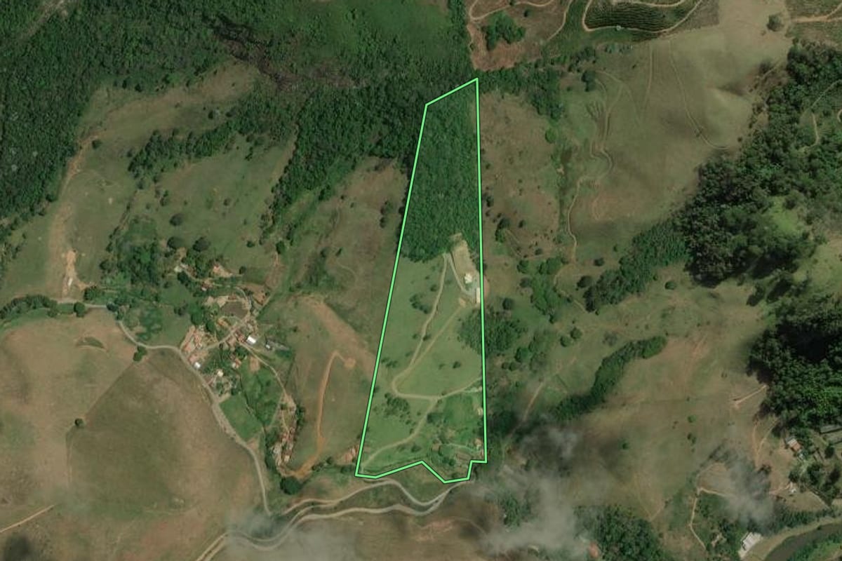 Imagem de satélite do imóvel rural em Bom Jardim (RJ), com o contorno declarado no CAR desenhado por cima.