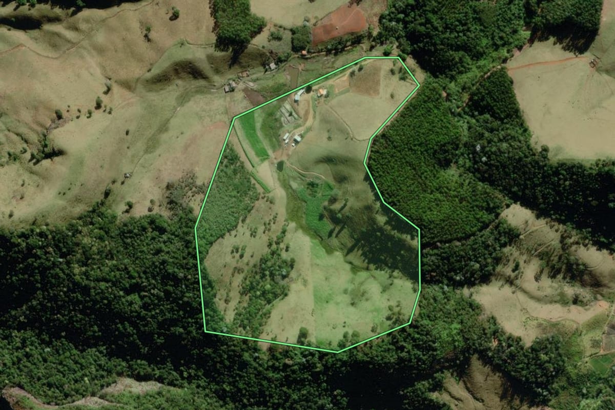 Imagem de satélite do imóvel rural em Bom Jardim (RJ), com o contorno declarado no CAR desenhado por cima.