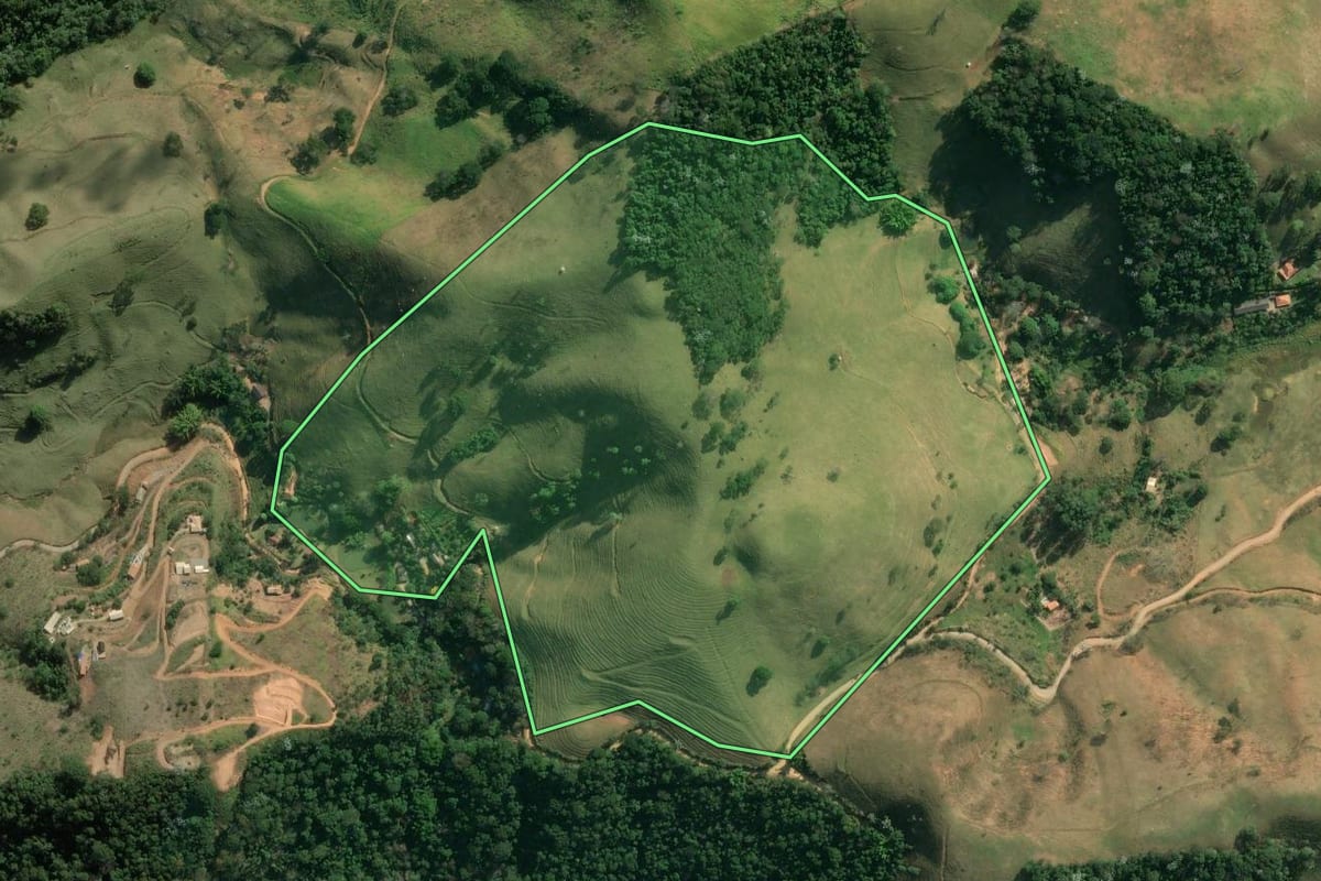 Imagem de satélite do imóvel rural em Bom Jardim (RJ), com o contorno declarado no CAR desenhado por cima.