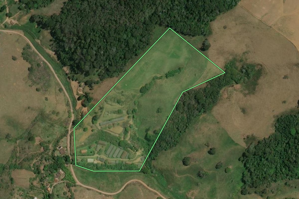 Imagem de satélite do imóvel rural em Bom Jardim (RJ), com o contorno declarado no CAR desenhado por cima.