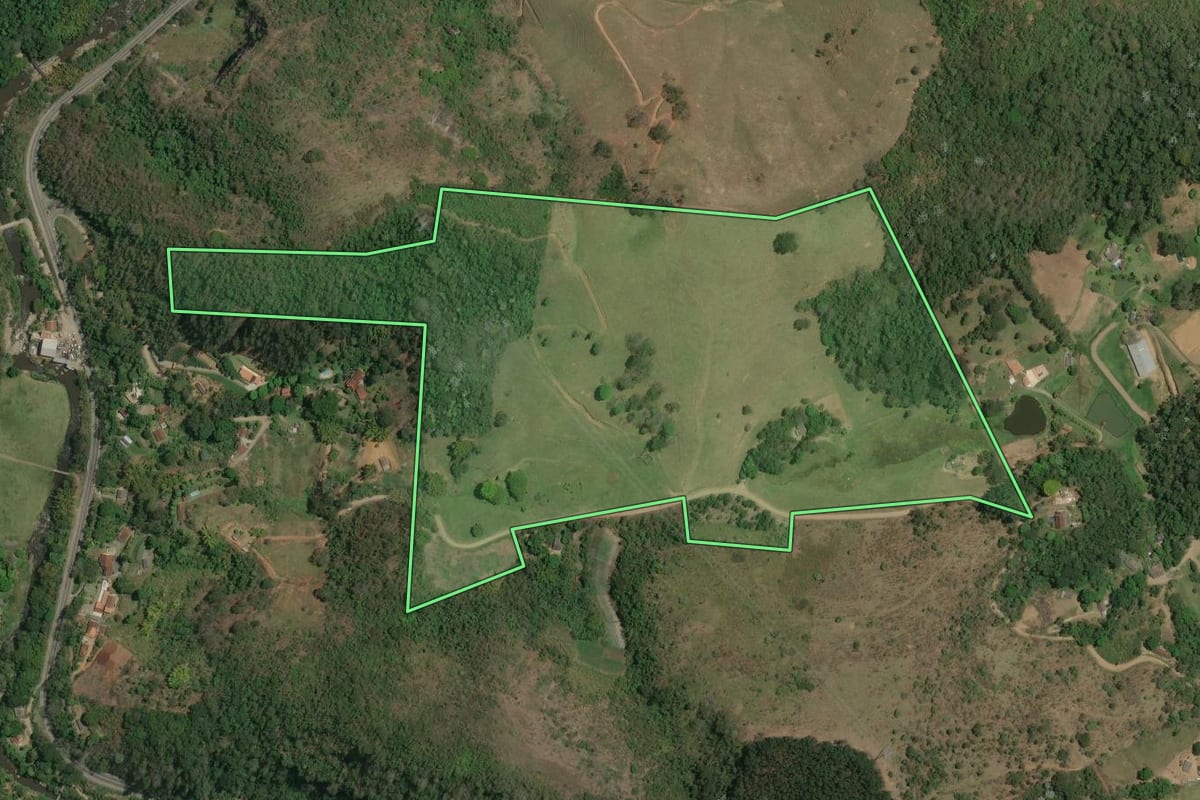Imagem de satélite do imóvel rural em Bom Jardim (RJ), com o contorno declarado no CAR desenhado por cima.