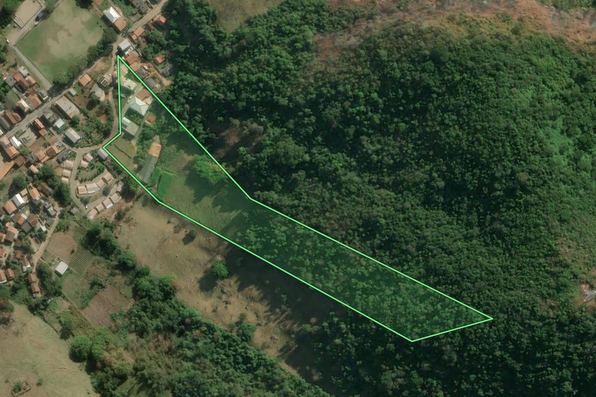 Imagem de satélite do imóvel rural em Bom Jardim (RJ), com o contorno declarado no CAR desenhado por cima.