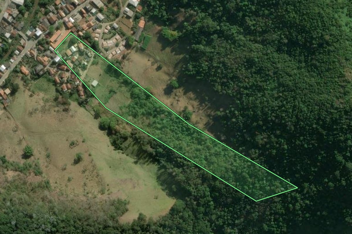 Imagem de satélite do imóvel rural em Bom Jardim (RJ), com o contorno declarado no CAR desenhado por cima.