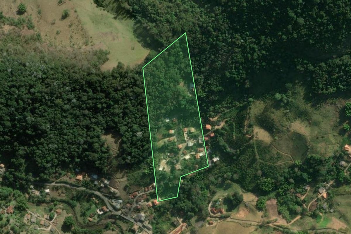 Imagem de satélite do imóvel rural em Bom Jardim (RJ), com o contorno declarado no CAR desenhado por cima.