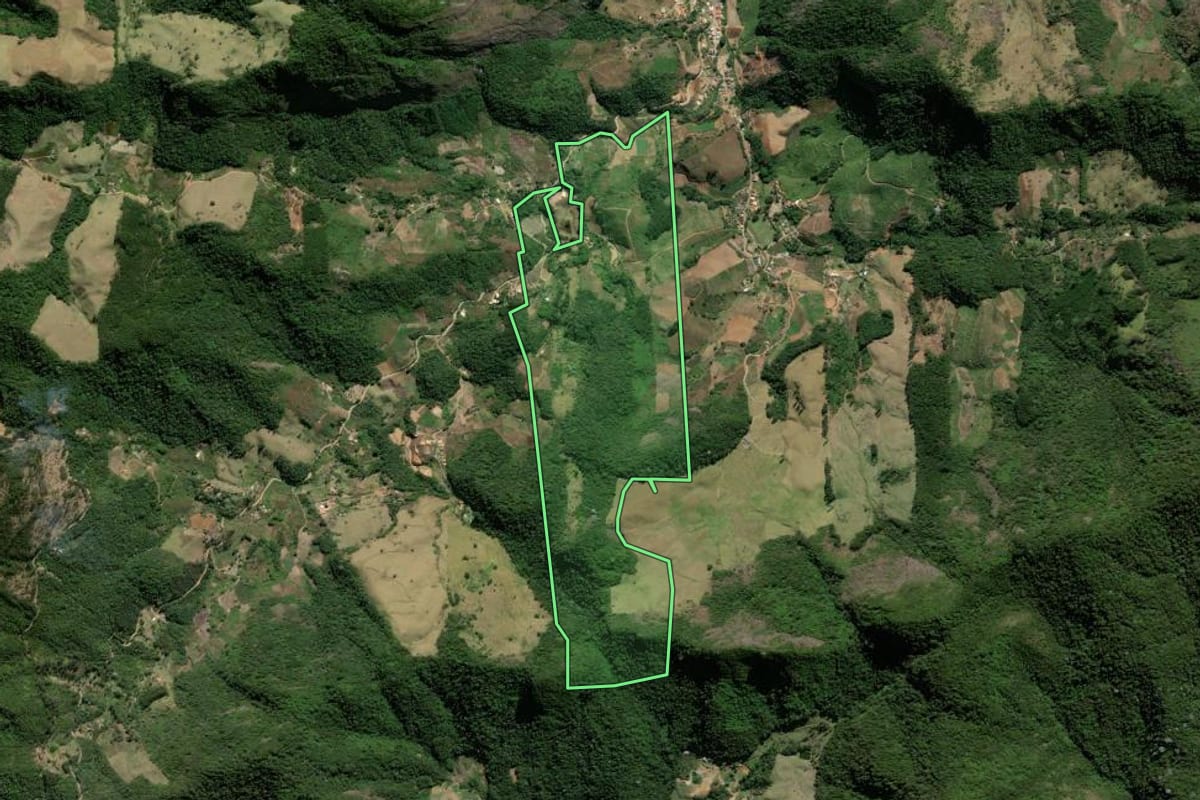 Imagem de satélite do imóvel rural em Bom Jardim (RJ), com o contorno declarado no CAR desenhado por cima.