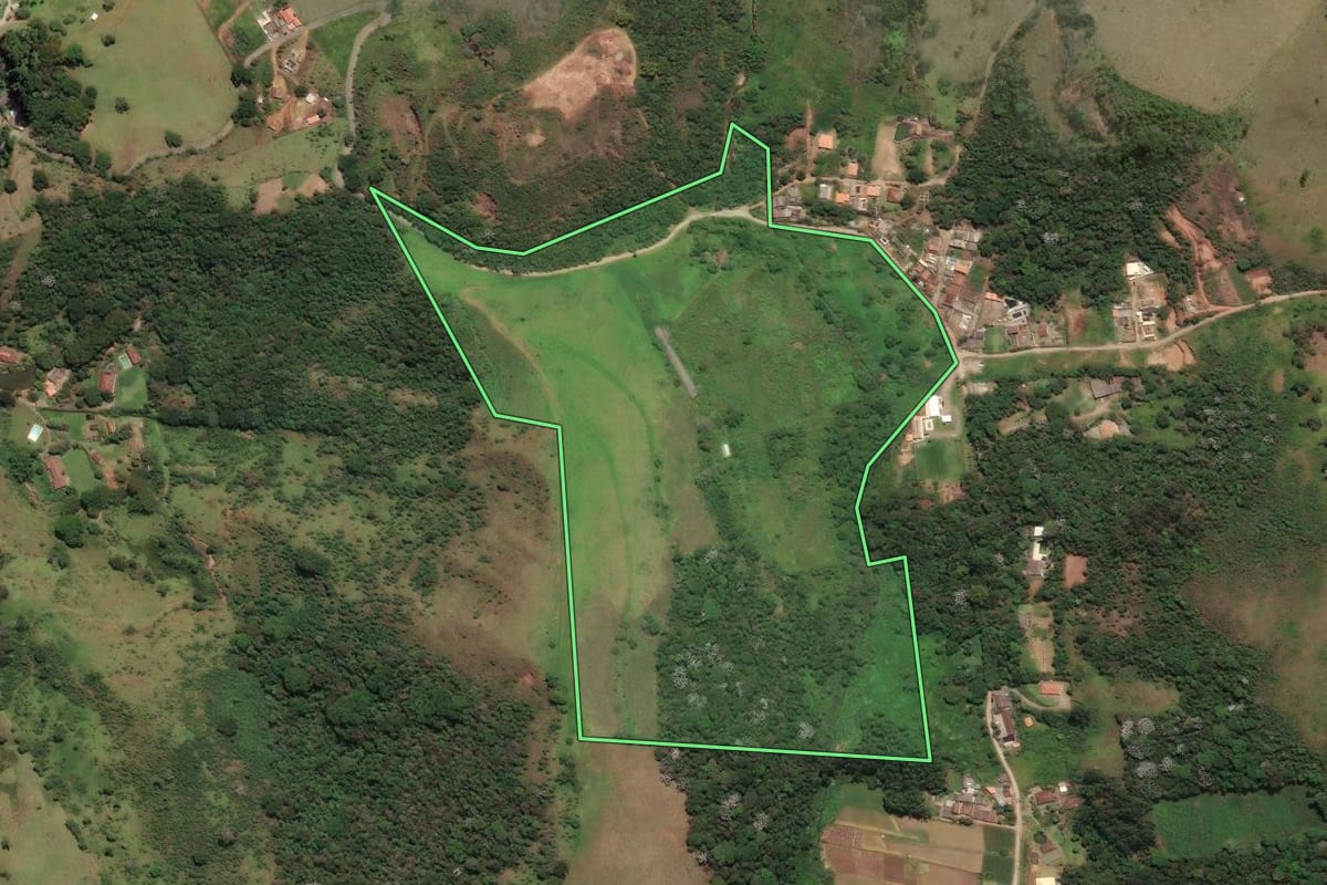 Imagem de satélite do imóvel rural em Bom Jardim (RJ), com o contorno declarado no CAR desenhado por cima.