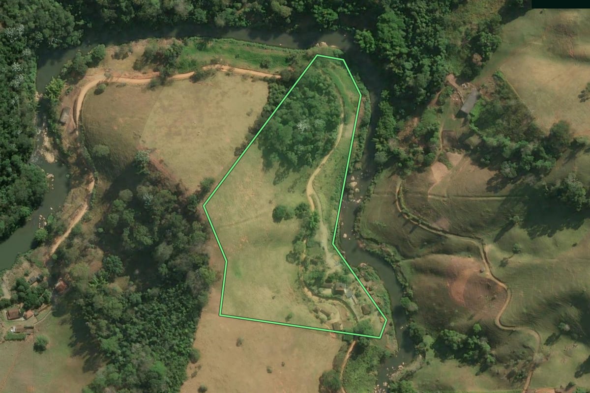 Imagem de satélite do imóvel rural em Bom Jardim (RJ), com o contorno declarado no CAR desenhado por cima.
