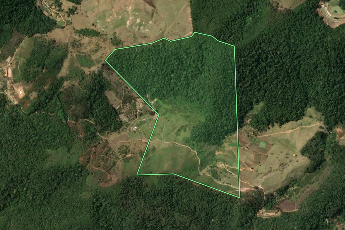 Imagem de satélite do imóvel rural em Bom Jardim (RJ), com o contorno declarado no CAR desenhado por cima.