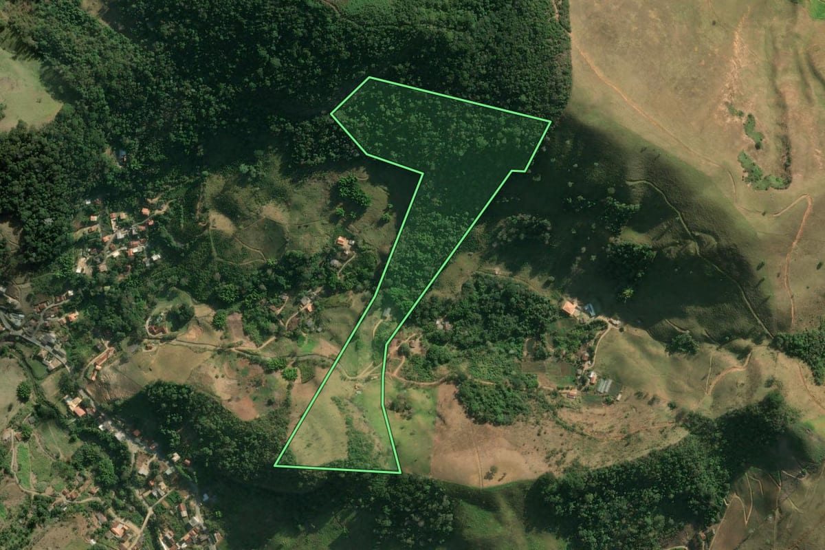 Imagem de satélite do imóvel rural em Bom Jardim (RJ), com o contorno declarado no CAR desenhado por cima.