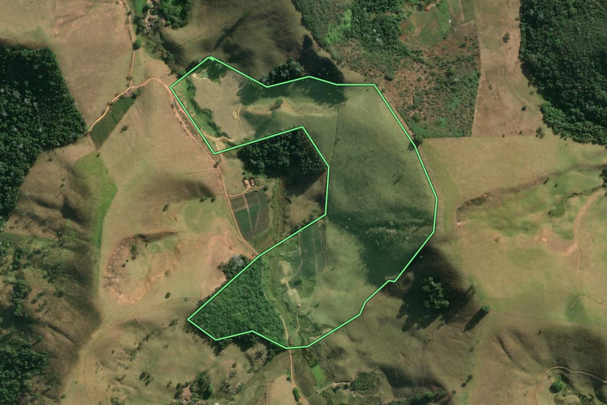 Imagem de satélite do imóvel rural em Bom Jardim (RJ), com o contorno declarado no CAR desenhado por cima.