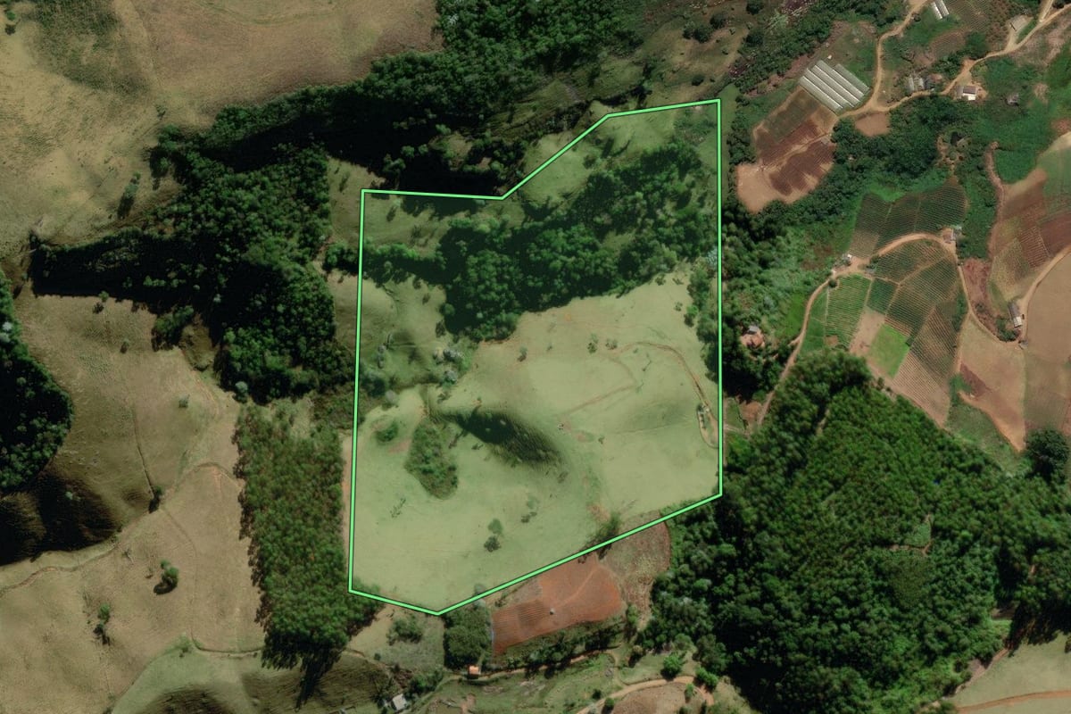 Imagem de satélite do imóvel rural em Bom Jardim (RJ), com o contorno declarado no CAR desenhado por cima.