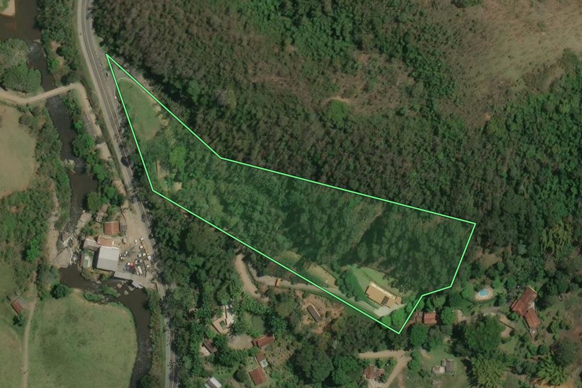 Imagem de satélite do imóvel rural em Bom Jardim (RJ), com o contorno declarado no CAR desenhado por cima.