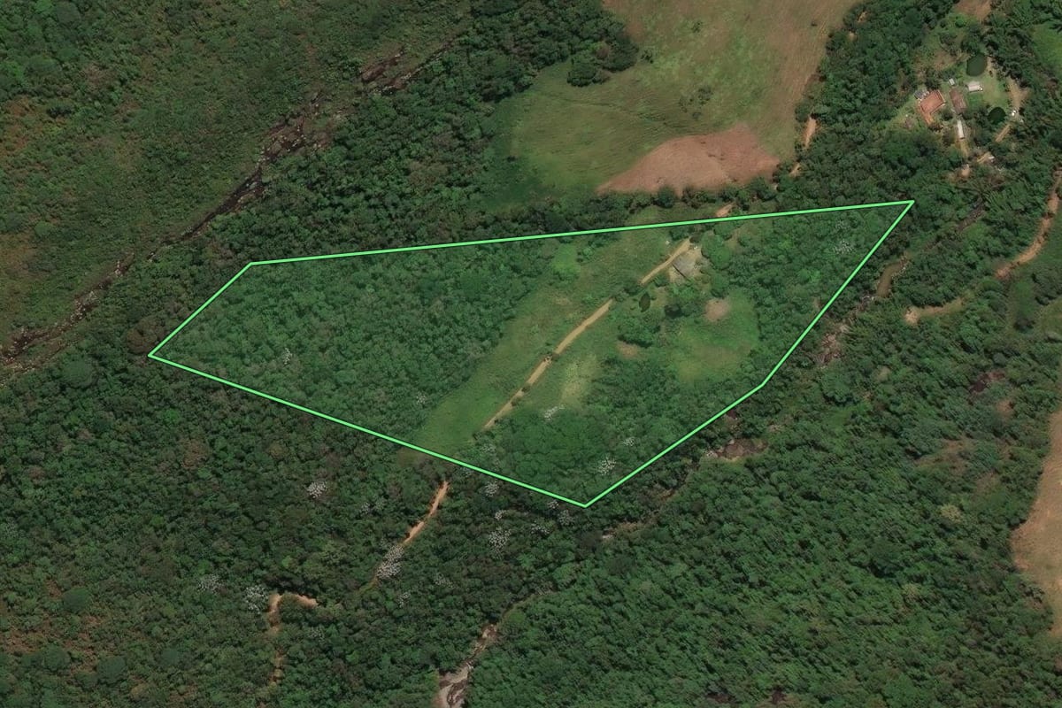 Imagem de satélite do imóvel rural em Bom Jardim (RJ), com o contorno declarado no CAR desenhado por cima.