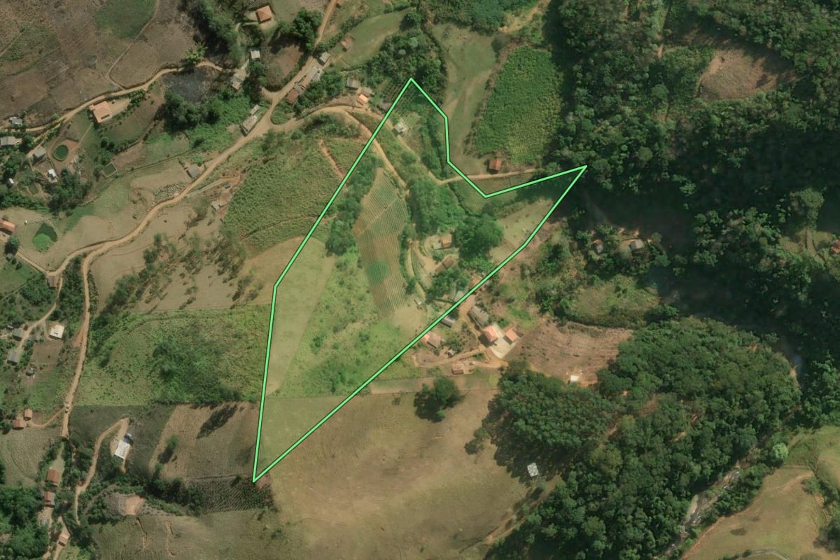 Imagem de satélite do imóvel rural em Bom Jardim (RJ), com o contorno declarado no CAR desenhado por cima.