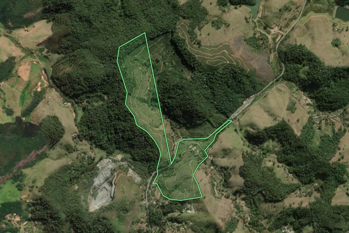 Imagem de satélite do imóvel rural em Bom Jardim (RJ), com o contorno declarado no CAR desenhado por cima.