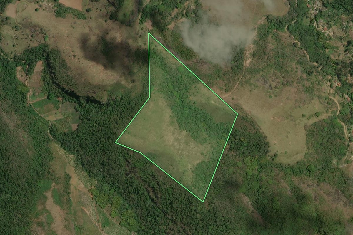 Imagem de satélite do imóvel rural em Bom Jardim (RJ), com o contorno declarado no CAR desenhado por cima.
