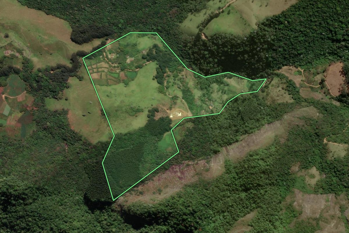 Imagem de satélite do imóvel rural em Bom Jardim (RJ), com o contorno declarado no CAR desenhado por cima.
