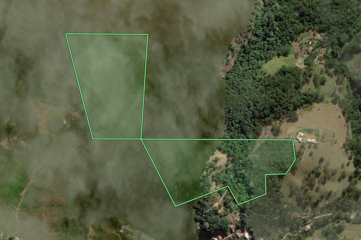 Imagem de satélite do imóvel rural em Bom Jardim (RJ), com o contorno declarado no CAR desenhado por cima.