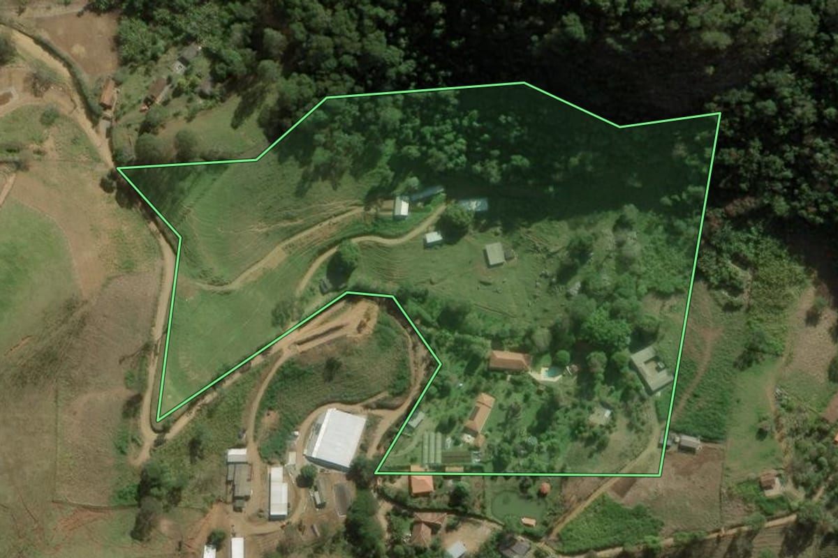 Imagem de satélite do imóvel rural em Bom Jardim (RJ), com o contorno declarado no CAR desenhado por cima.