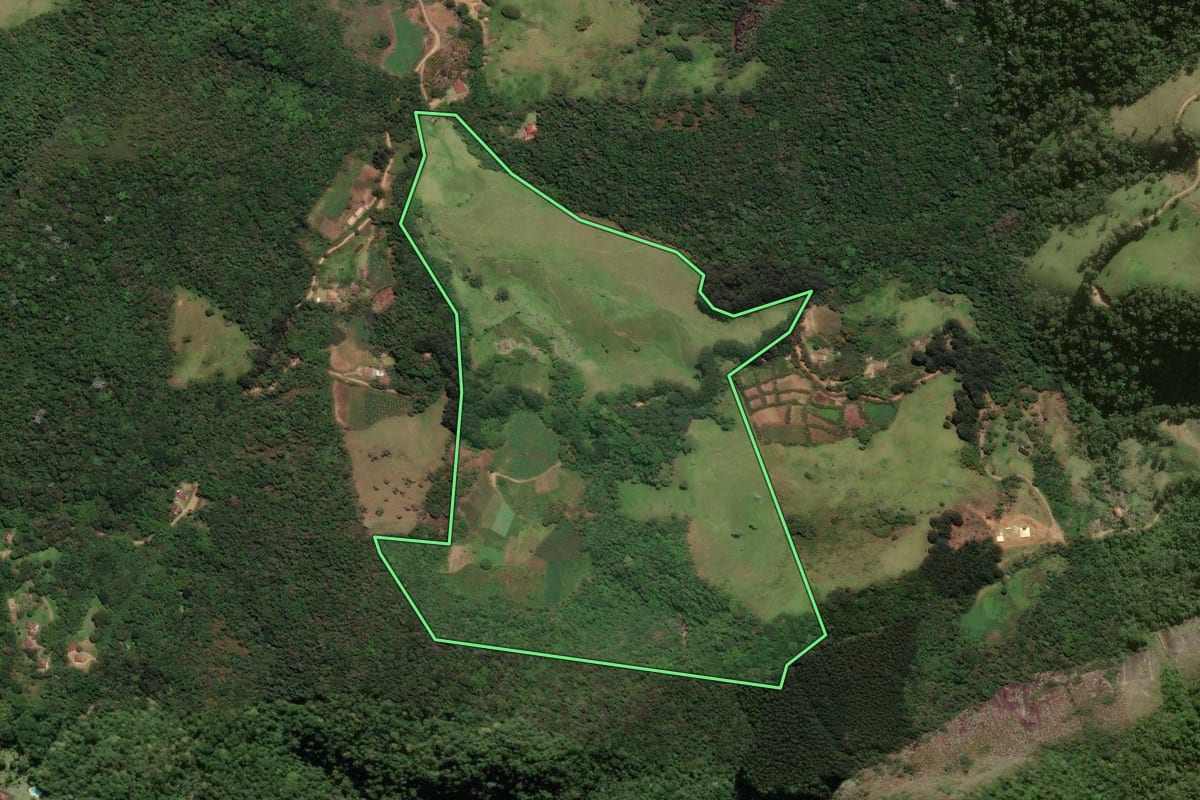 Imagem de satélite do imóvel rural em Bom Jardim (RJ), com o contorno declarado no CAR desenhado por cima.