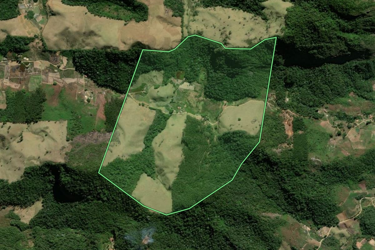 Imagem de satélite do imóvel rural em Bom Jardim (RJ), com o contorno declarado no CAR desenhado por cima.