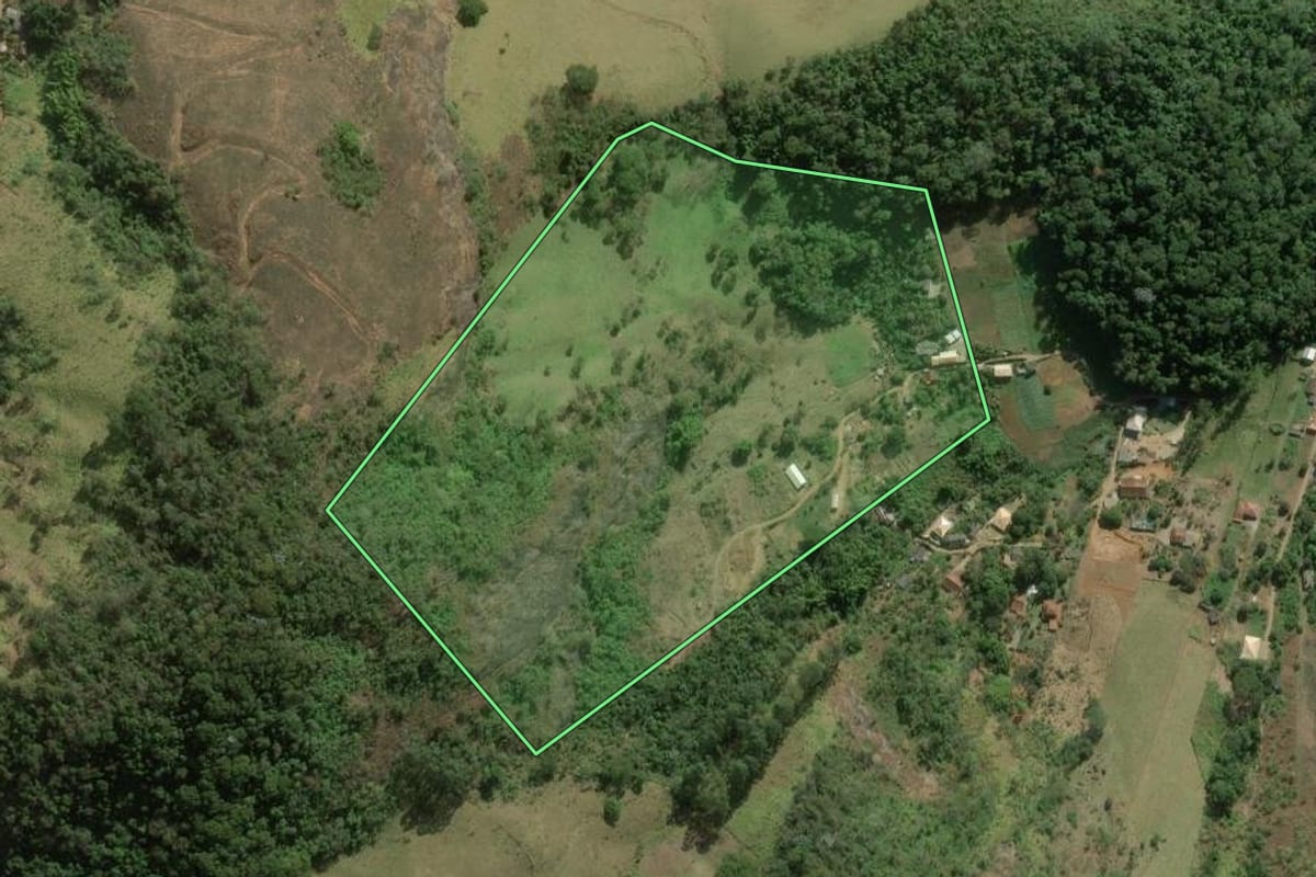 Imagem de satélite do imóvel rural em Bom Jardim (RJ), com o contorno declarado no CAR desenhado por cima.