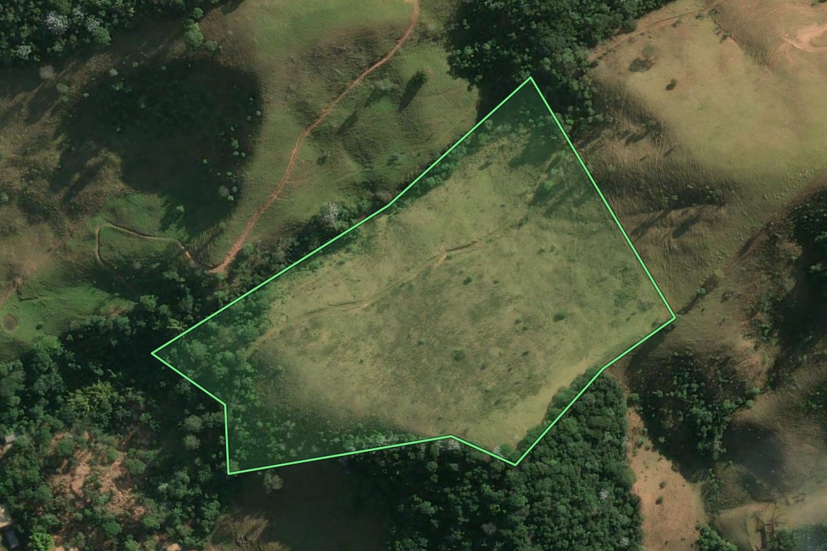 Imagem de satélite do imóvel rural em Bom Jardim (RJ), com o contorno declarado no CAR desenhado por cima.