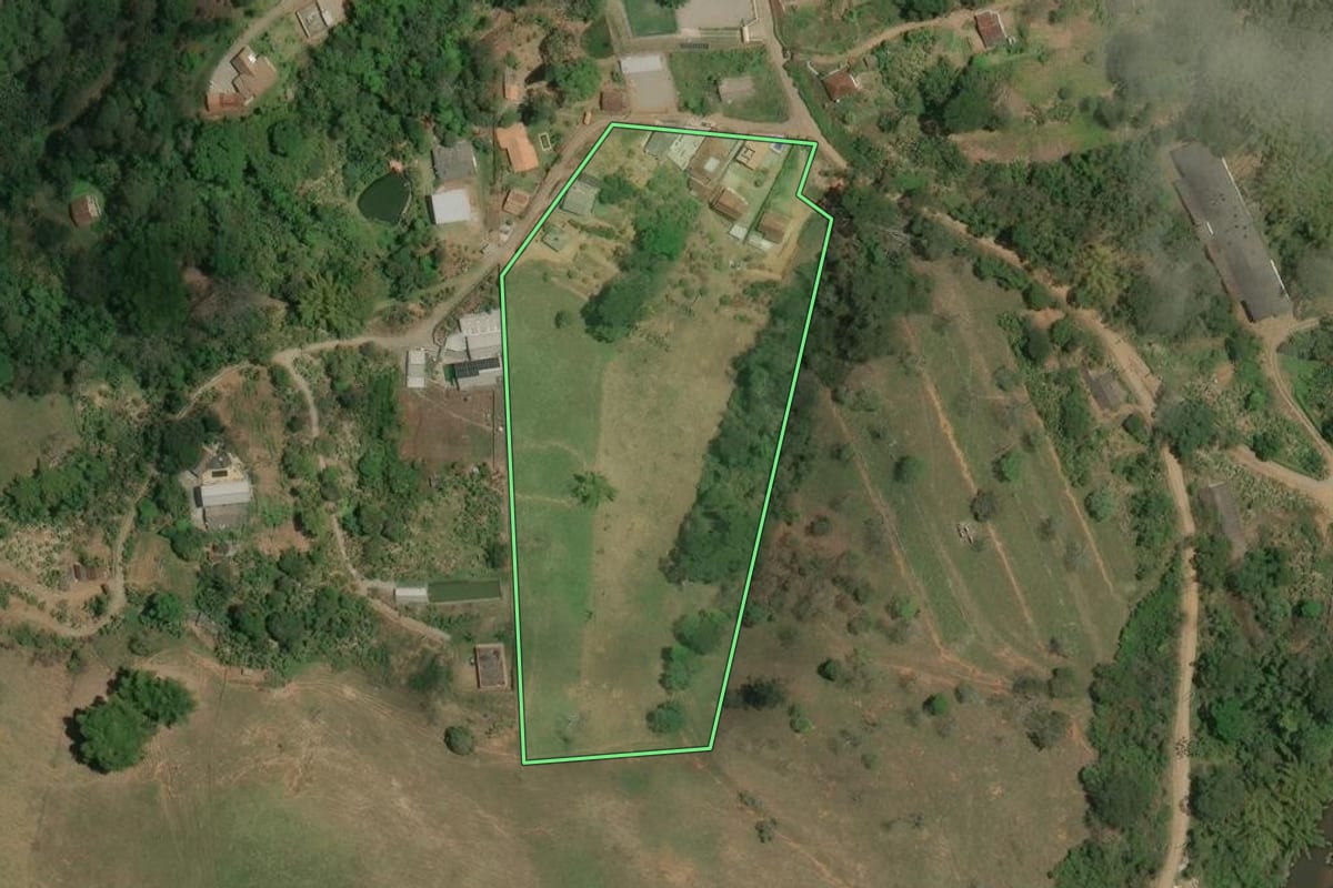 Imagem de satélite do imóvel rural em Bom Jardim (RJ), com o contorno declarado no CAR desenhado por cima.