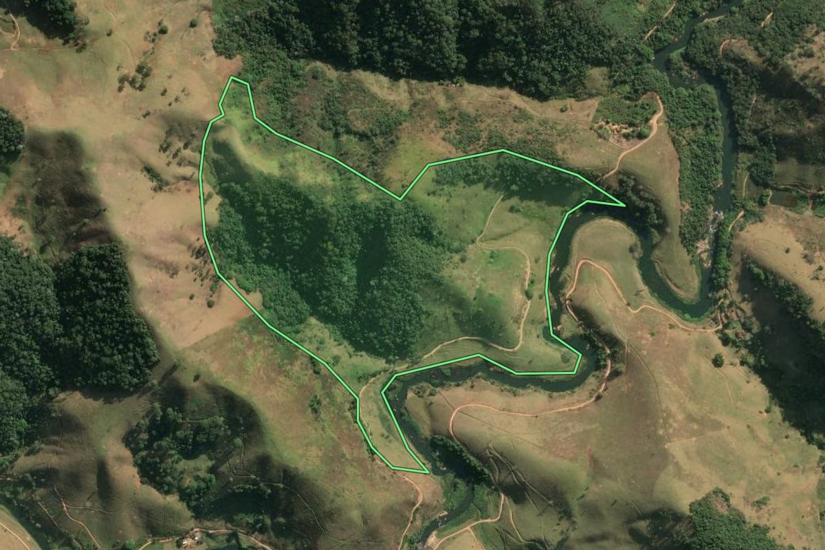 Imagem de satélite do imóvel rural em Bom Jardim (RJ), com o contorno declarado no CAR desenhado por cima.