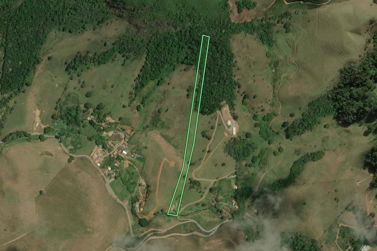 Imagem de satélite do imóvel rural em Bom Jardim (RJ), com o contorno declarado no CAR desenhado por cima.