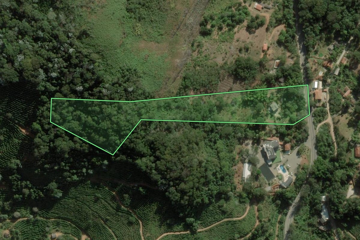 Imagem de satélite do imóvel rural em Bom Jardim (RJ), com o contorno declarado no CAR desenhado por cima.