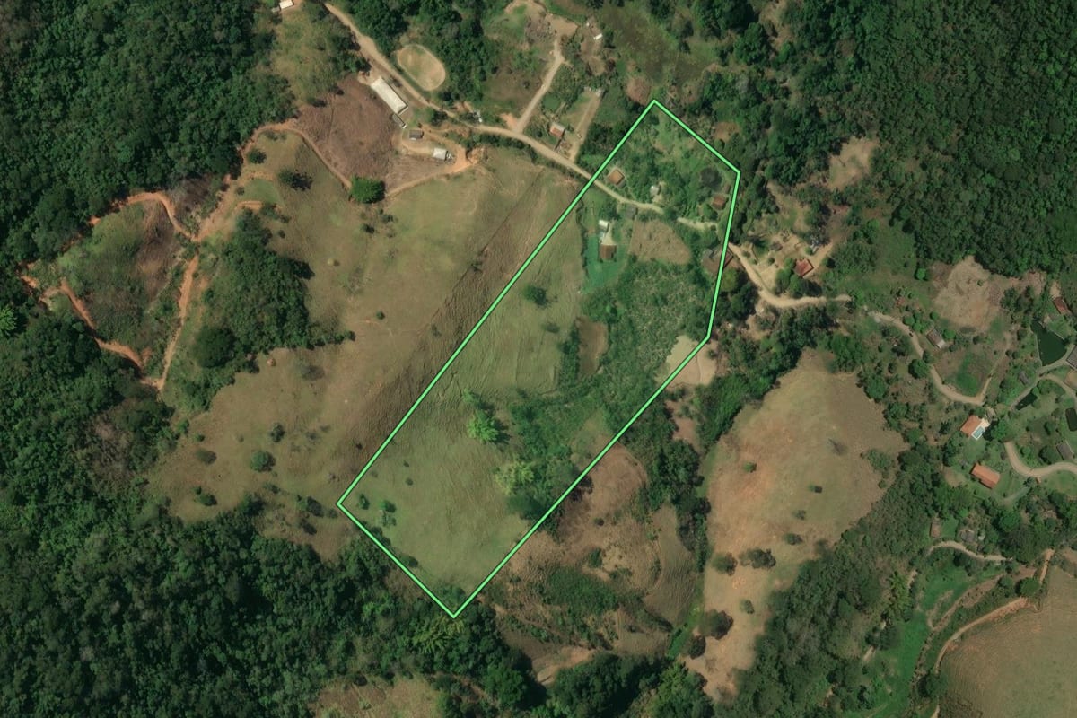 Imagem de satélite do imóvel rural em Bom Jardim (RJ), com o contorno declarado no CAR desenhado por cima.