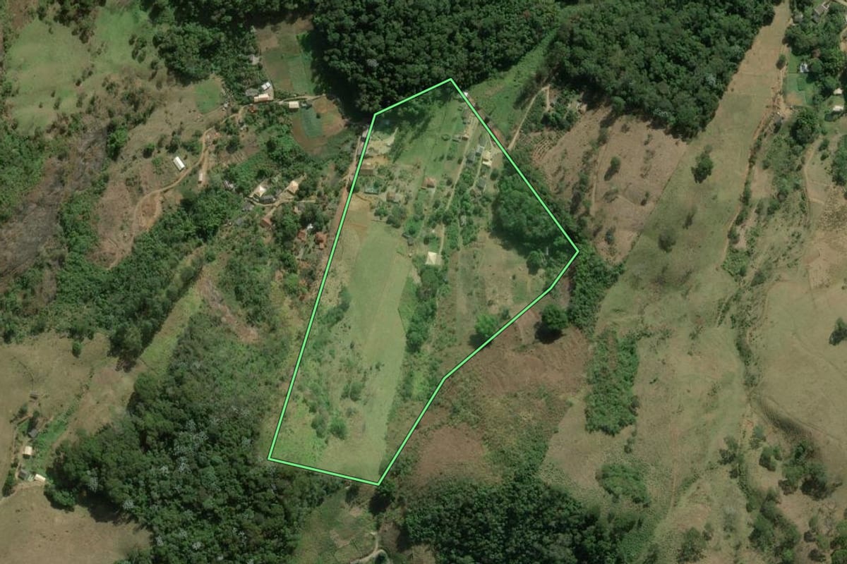 Imagem de satélite do imóvel rural em Bom Jardim (RJ), com o contorno declarado no CAR desenhado por cima.