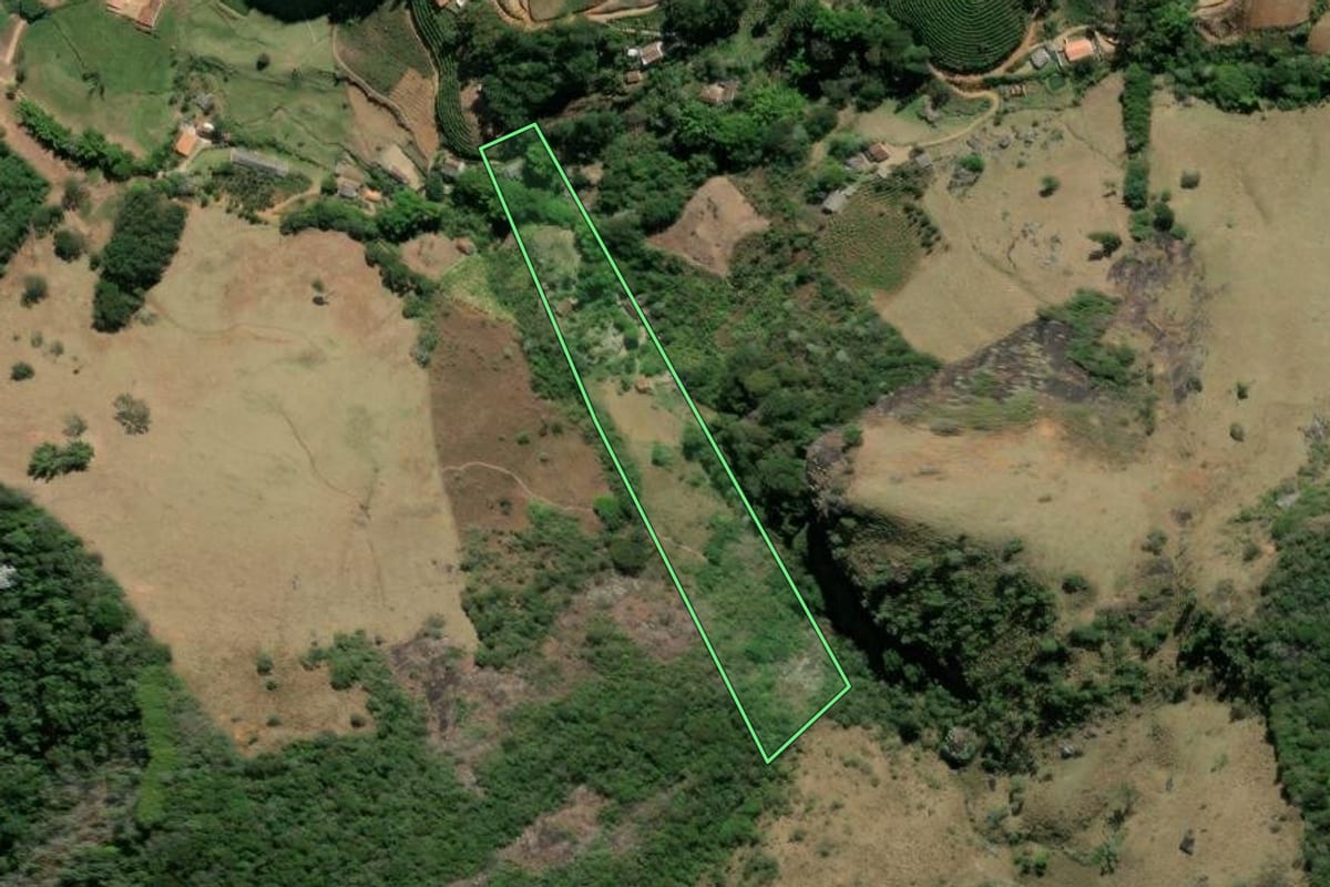 Imagem de satélite do imóvel rural em Bom Jardim (RJ), com o contorno declarado no CAR desenhado por cima.