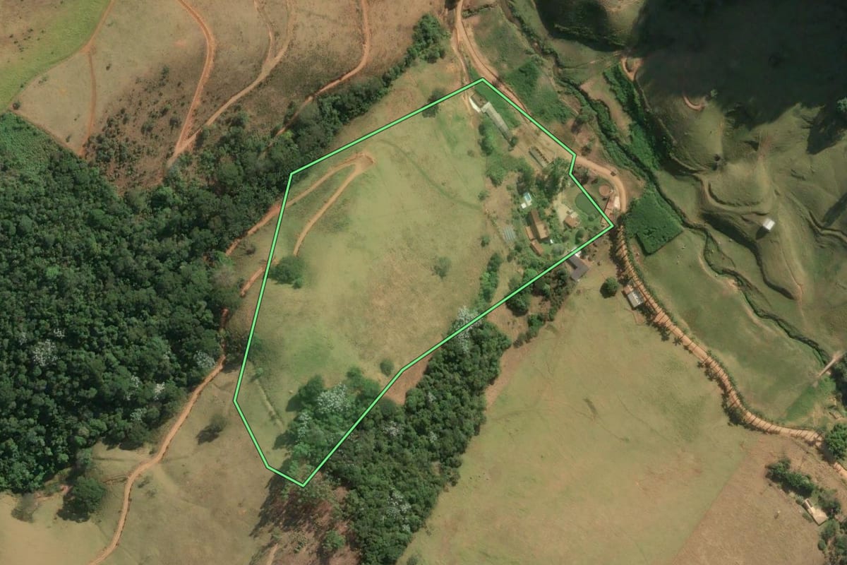 Imagem de satélite do imóvel rural em Bom Jardim (RJ), com o contorno declarado no CAR desenhado por cima.